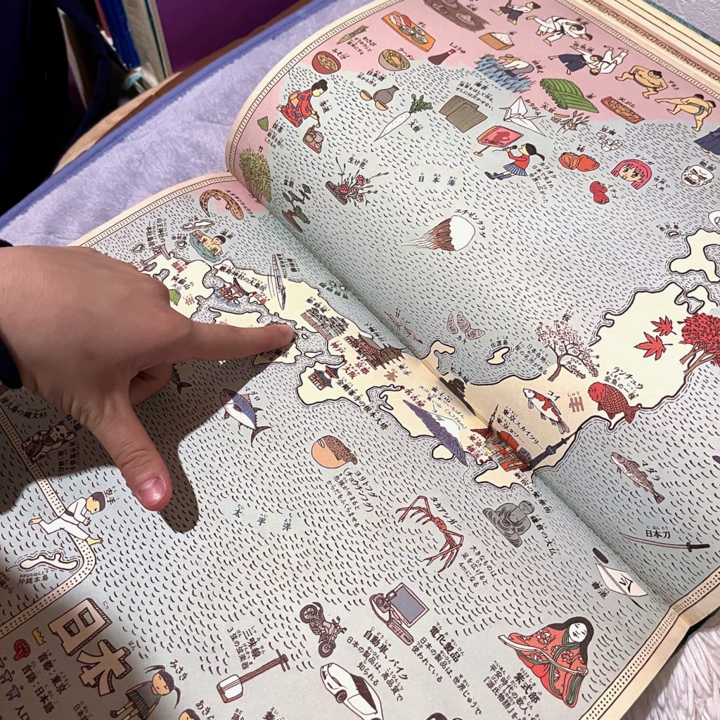 小さな子供の手が日本地図の瀬戸内海あたりを指している